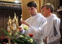 Po Mszy św. każdy mógł uczcić relikwie św. Faustyny i św. Jana Pawła II