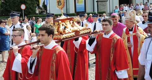 Księża diakoni z relikwiarzem św. Jana Sarkandra