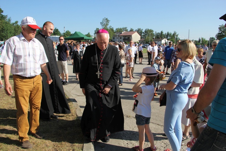 Poświęcenie placu pod budowę kościoła w Skierniewicach