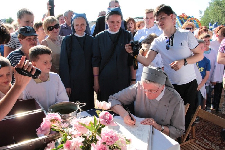 Poświęcenie placu pod budowę kościoła w Skierniewicach