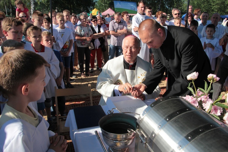 Poświęcenie placu pod budowę kościoła w Skierniewicach