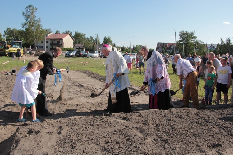 Poświęcenie placu pod budowę kościoła w Skierniewicach