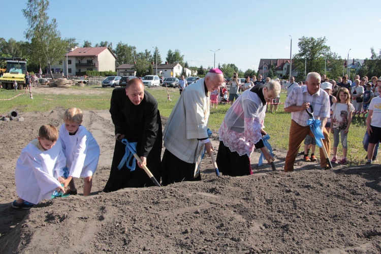 Poświęcenie placu pod budowę kościoła w Skierniewicach