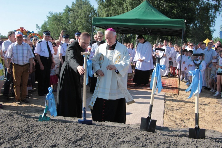Poświęcenie placu pod budowę kościoła w Skierniewicach