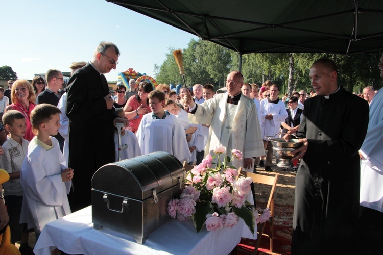 Poświęcenie placu pod budowę kościoła w Skierniewicach