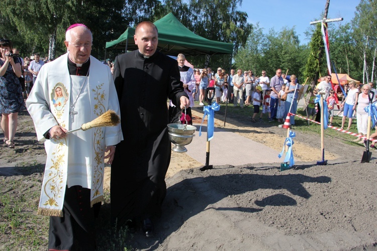 Poświęcenie placu pod budowę kościoła w Skierniewicach