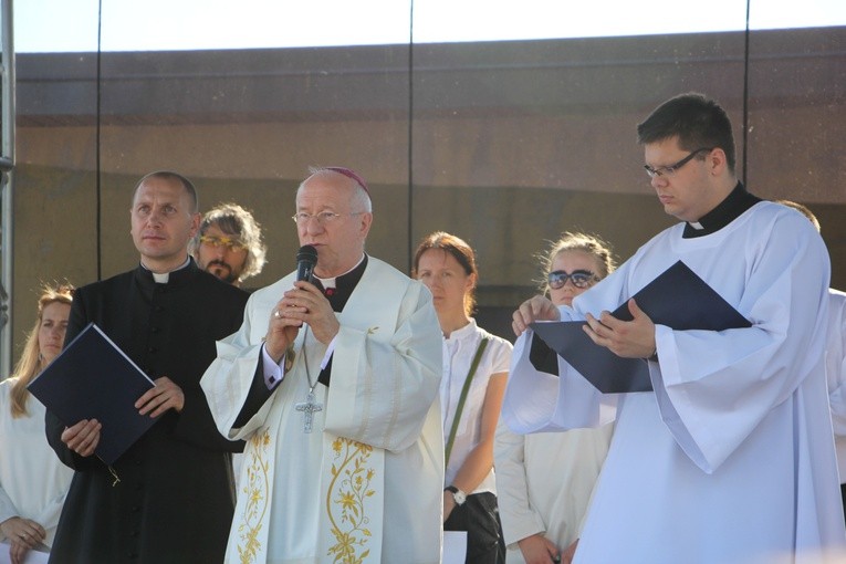Poświęcenie placu pod budowę kościoła w Skierniewicach