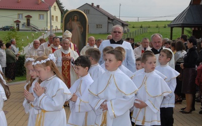 W procesji w Turzy szły dzieci pierwszokomunijne