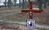 Krzyż na żydowskim cmentarzu