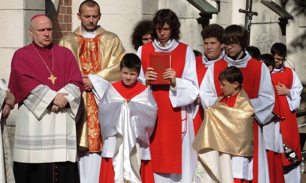 Bp Piotr Greger i ministranci w oczekiwaniu na Gości z Łagiewnik