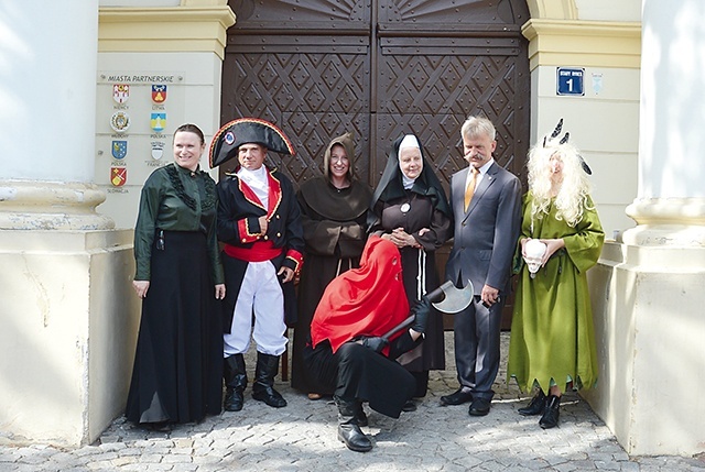 Przewodnicy PTTK w przebraniach z burmistrzem Łowicza Janem Krzysztofem Kalińskim.