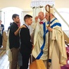 W czasie uroczystości bp Jezierski udzielił młodzieży sakramentu bierzmowania.