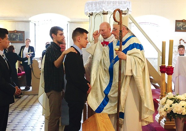 W czasie uroczystości bp Jezierski udzielił młodzieży sakramentu bierzmowania.