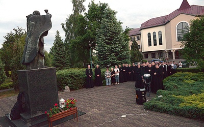 	Apel Jasnogórski przed pomnikiem papieża Polaka przy seminarium.