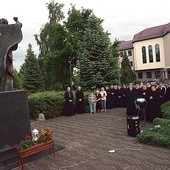 	Apel Jasnogórski przed pomnikiem papieża Polaka przy seminarium.