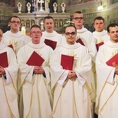 Nowo wyświęceni księża diecezji płockiej (u góry od lewej:) ks. Michał Guzek, ks. Paweł Sobiecki, ks. Jakub Kępczyński, ks. Łukasz Szymański; (u dołu od lewej): ks. Piotr Pieczewski, ks. Sławomir Grzela, ks. Dawid Łukasz Kamiński, ks. Paweł Dobies.