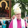 Bp Piotr Libera w procesji Maryjnej w parafii św. Jadwigi Śląskiej w Białej k. Płocka.