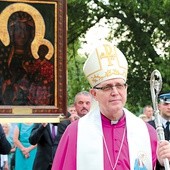 Bp Piotr Libera w procesji Maryjnej w parafii św. Jadwigi Śląskiej w Białej k. Płocka.
