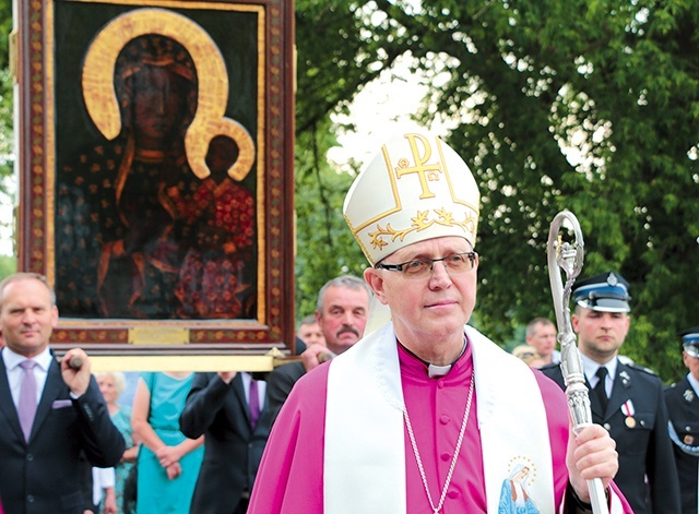 Bp Piotr Libera w procesji Maryjnej w parafii św. Jadwigi Śląskiej w Białej k. Płocka.