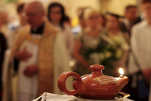 Płonący kaganek wiary towarzyszył każdej parafii, którą nawiedzała Maryja w znaku ikony jasnogórskiej.