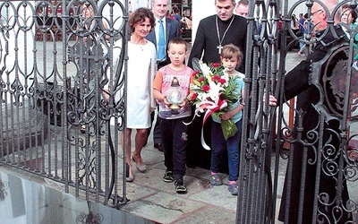 	Gdańszczanie nie zapominają o marszałku Płażyńskim. Na zdjęciu: Elżbieta Płażyńska, przedstawiciele władz oraz delegacja dzieci składają kwiaty na znajdującym się w bazylice grobie marszałka. 