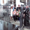 	Gdańszczanie nie zapominają o marszałku Płażyńskim. Na zdjęciu: Elżbieta Płażyńska, przedstawiciele władz oraz delegacja dzieci składają kwiaty na znajdującym się w bazylice grobie marszałka. 