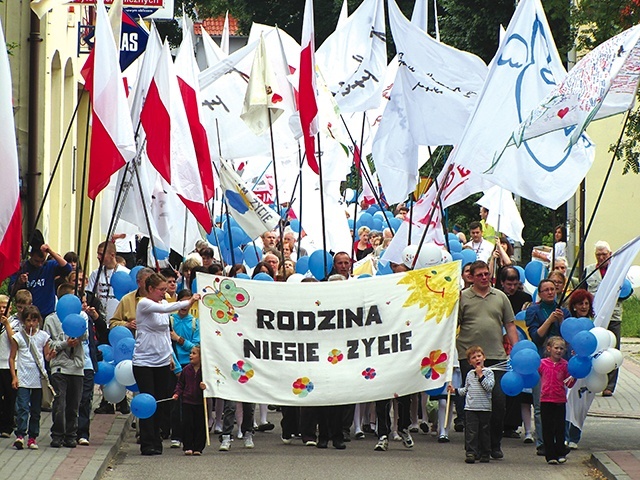 	Takie barwne korowody odbywają się w całej Polsce.