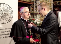 Abp Sławoj Leszek Głódź otrzymał w 2014 r.  w Dworze Artusa nagrodę, przyznaną po raz pierwszy przez Oddział IPN w Gdańsku.