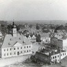 Lubiński rynek w sierpniu 1956 roku. W kilka miesięcy później zniknęły ostatnie kamienice. Zastąpiły je bloki mieszkalne.