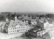 Lubiński rynek w sierpniu 1956 roku. W kilka miesięcy później zniknęły ostatnie kamienice. Zastąpiły je bloki mieszkalne.