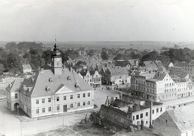 Lubiński rynek w sierpniu 1956 roku. W kilka miesięcy później zniknęły ostatnie kamienice. Zastąpiły je bloki mieszkalne.