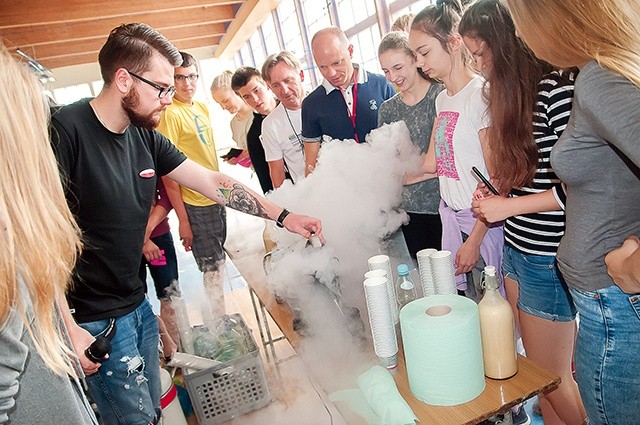 Proste eksperymenty i zabawa przekonują, że przedmioty ścisłe są fajne.