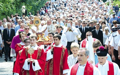 ▲	Diakoni wnieśli relikwie św. Jana Sarkandra i św. Jana Pawła II na Kaplicówkę