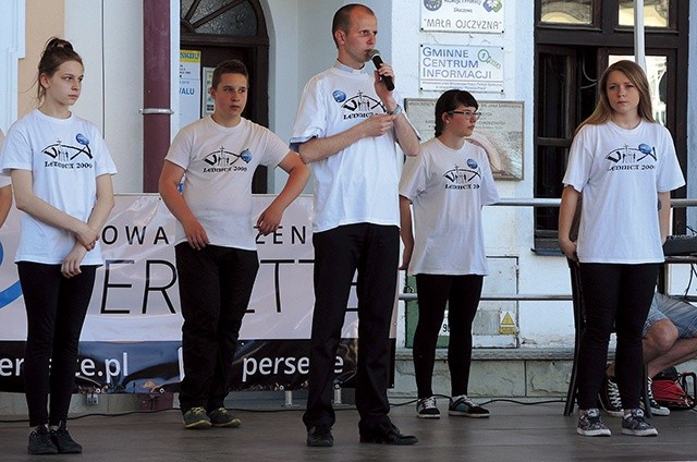 ▲	 Ks. Sebastian Pomper i wolontariusze stowarzyszenia „Persette” na scenie w Skoczowie.