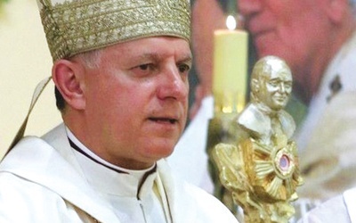 Abp M. Mokrzycki z relikwiami św. Jana Pawła II.