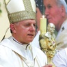Abp M. Mokrzycki z relikwiami św. Jana Pawła II.