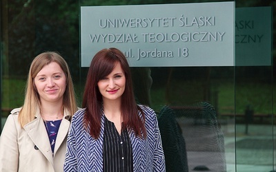 Absolwentki WTL UŚ Paulina Puszcz (z lewej) i Agata Majewska.