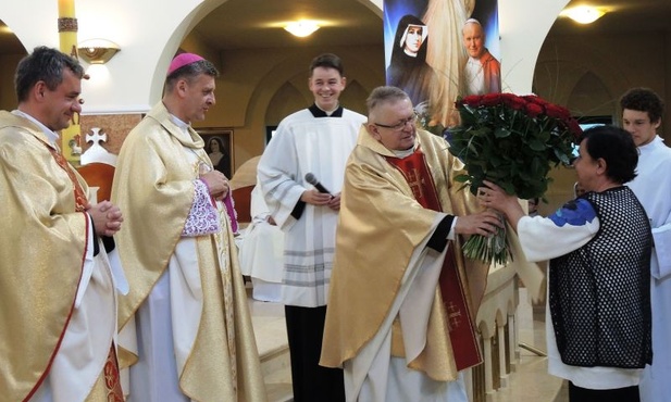 Księża dziękowali Elżbiecie Wrzeszcz, która od 40 lat dekoruje mikuszowicki kościół i ma swój udział w artystycznej wizji Drogi Światła