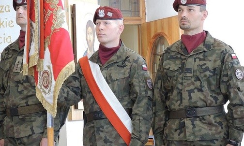 Poczet sztandarowy 18. Bielskiego Batalionu Powietrznodesantowego w kościele św. Pawła