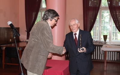 Laureat tegorocznego "Przaśnika" Edward Lemanowicz (z prawej) oraz prezes Towarzystwa Przyjaciół Ziemi Przasnyskiej Piotr Kaszubowski