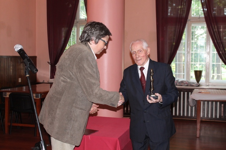 Laureat tegorocznego "Przaśnika" Edward Lemanowicz (z prawej) oraz prezes Towarzystwa Przyjaciół Ziemi Przasnyskiej Piotr Kaszubowski