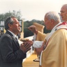 Jan Paweł II udziela Komunii św. Mieczysławowi Kotarbińskiemu w czasie Mszy św. w Płocku, 7 czerwca 1991 r.