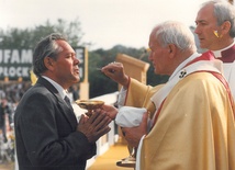 Jan Paweł II udziela Komunii św. Mieczysławowi Kotarbińskiemu w czasie Mszy św. w Płocku, 7 czerwca 1991 r.