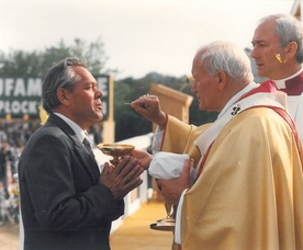 Jan Paweł II udziela Komunii św. Mieczysławowi Kotarbińskiemu w czasie Mszy św. w Płocku, 7 czerwca 1991 r.