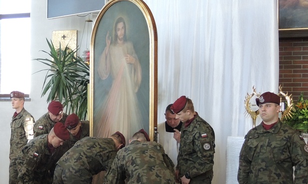 Żołnierze wnieśli obraz Jezusa Miłosiernego do kościoła św. Pawła