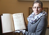 Dr Halina Dudała, dyrektor Archiwum Archidiecezjalnego w Katowicach, z odkrytymi dokumentami.