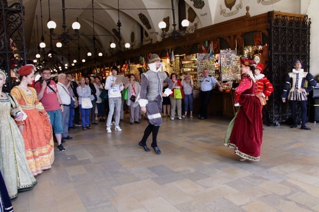 Happening Baletu Dworskiego "Cracovia Danza" w Sukiennicach