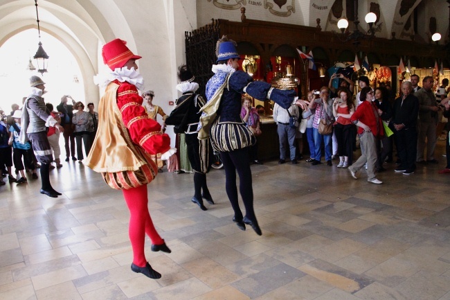 Happening Baletu Dworskiego "Cracovia Danza" w Sukiennicach