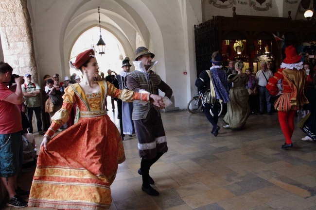 Happening Baletu Dworskiego "Cracovia Danza" w Sukiennicach