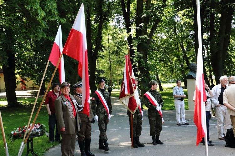 Pomniki Sienkiewicza i Kossak-Szczuckiej